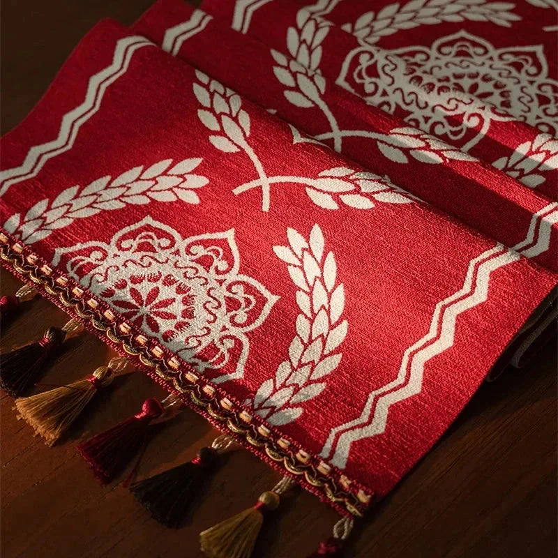 Détail des médaillons et pompons du chemin de table jacquard rouge