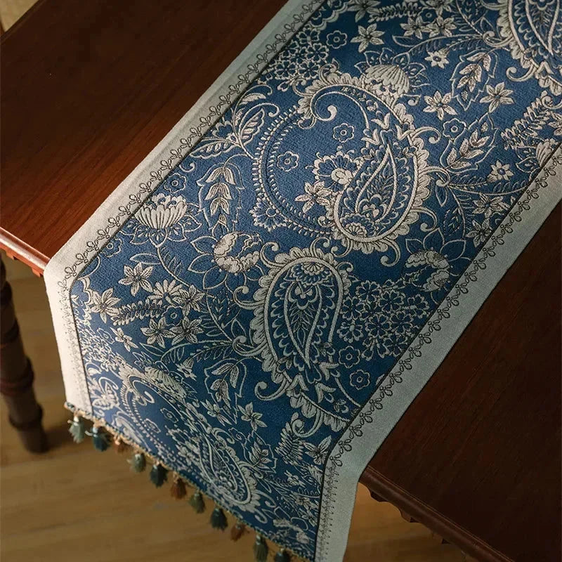 Chemin de table jacquard bleu motif cachemire posé sur deux tables en bois