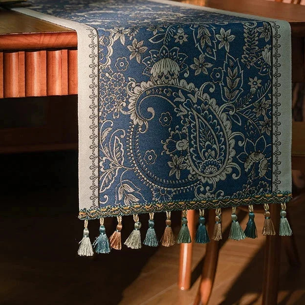 Chemin de table jacquard plumes bleues dans une salle à manger rustique