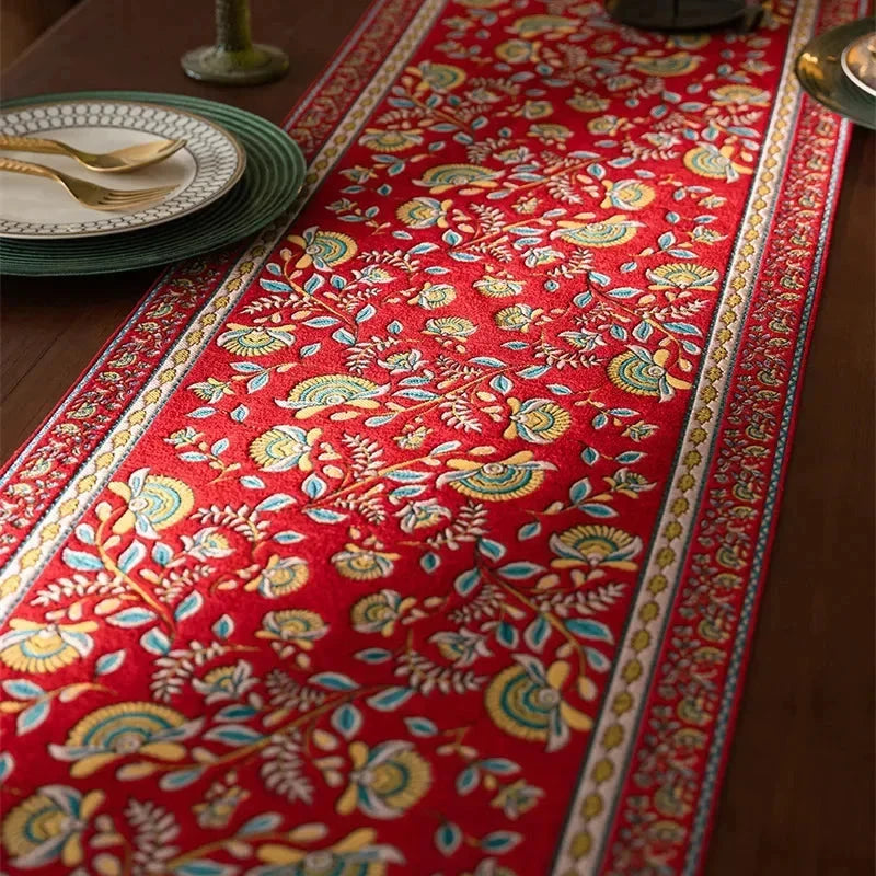 Chemin de table jacquard rouge aux motifs paisley dorés — vue à plat