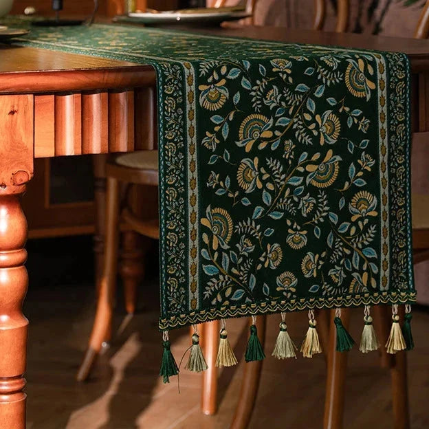 Chemin de table jacquard vert sapin aux rinceaux dorés sur une table en bois
