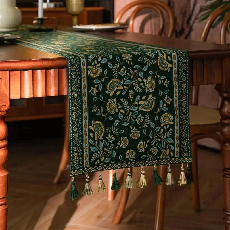 Chemin de table jacquard rinceaux verts aux oiseaux dorés — vue sur table