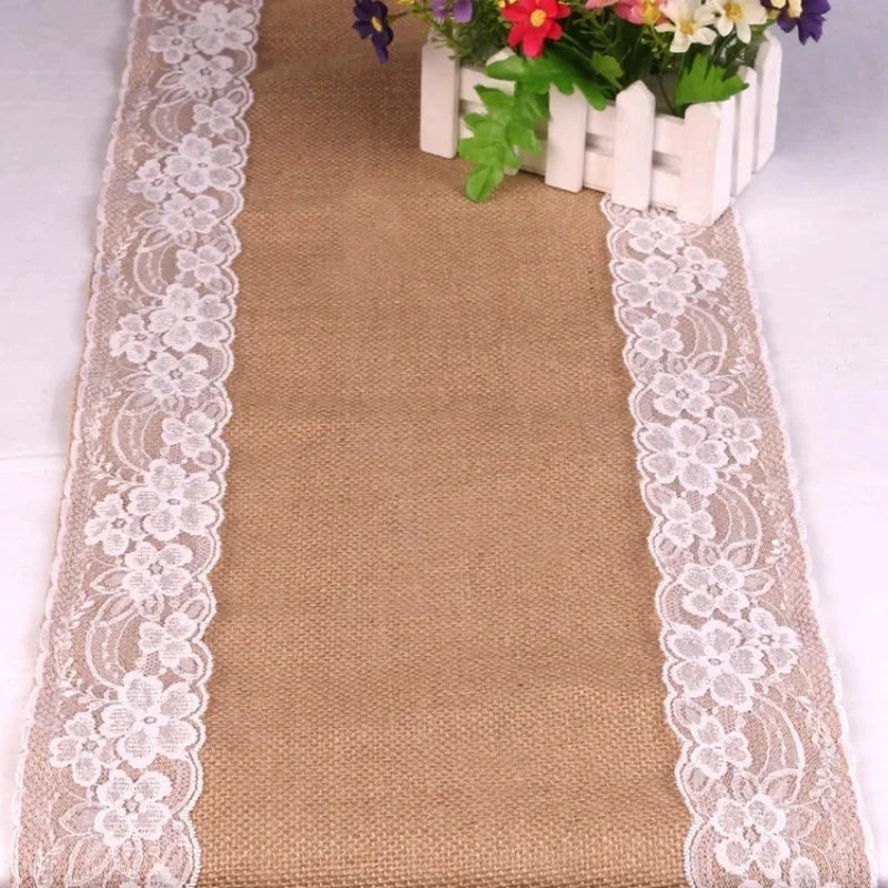 Chemin de table jute et dentelle avec fleurs — vue rapprochée