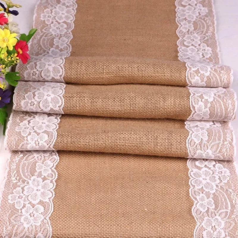Chemins de table en jute et dentelle pliés