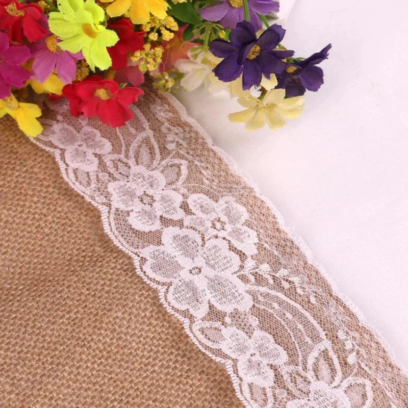 Détail de la bande de dentelle blanche sur toile de jute
