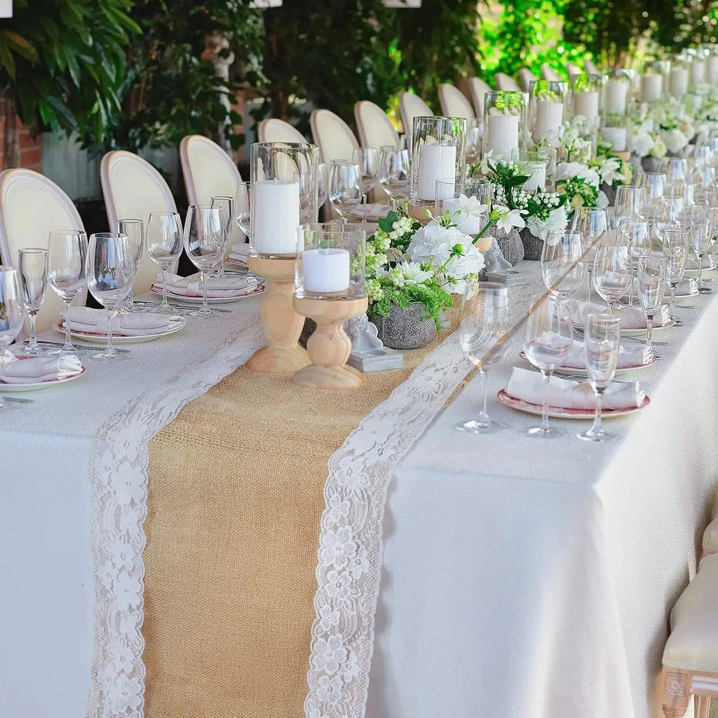 Chemin de table jute et dentelle sur une table de mariage