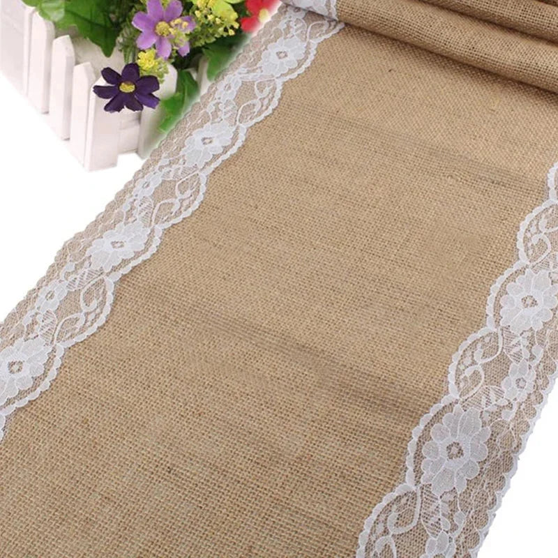 Chemin de table vintage en jute et dentelle blanche avec fleurs
