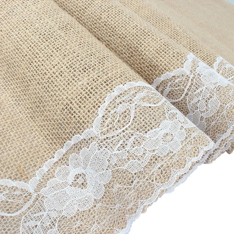 Chemin de table en jute et dentelle — drapé du tissu