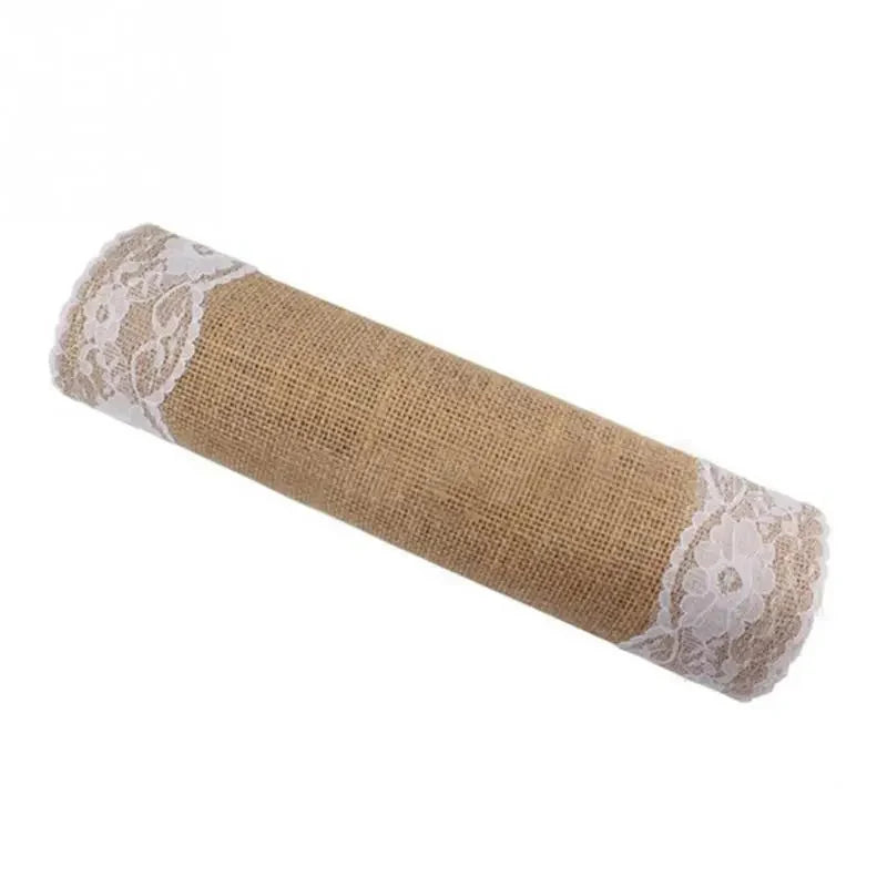 Chemin de table en jute et dentelle vintage enroulé
