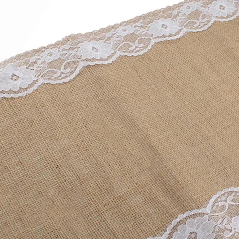 Bordure en dentelle du chemin de table en toile de jute