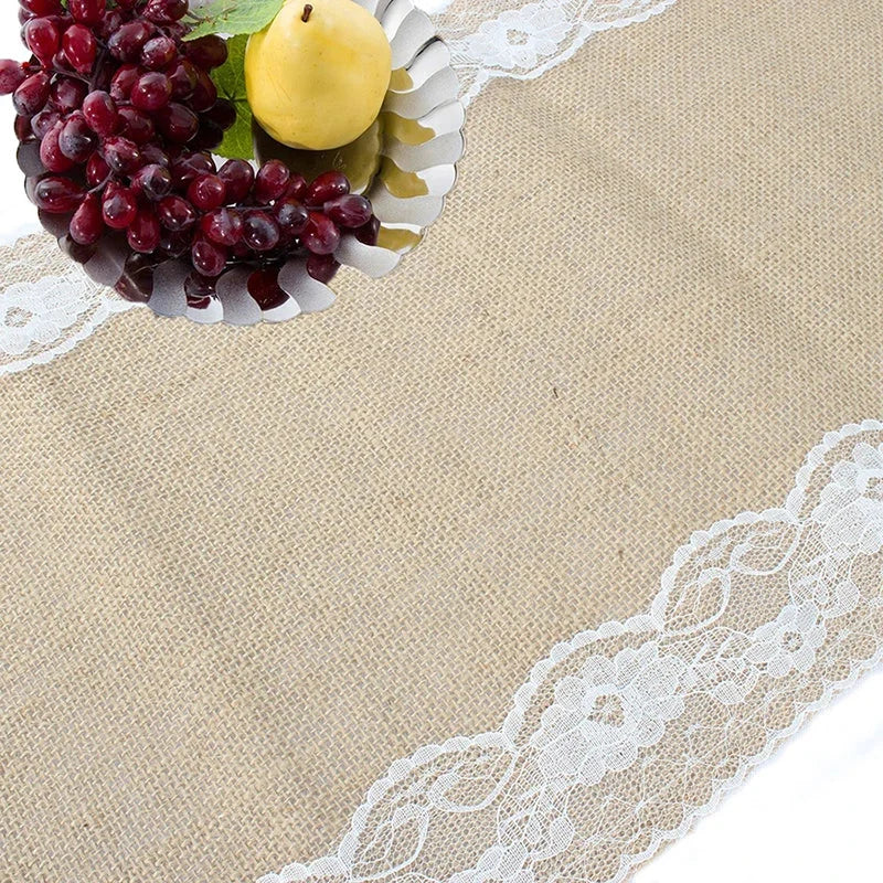 Chemin de table en jute et dentelle — nature morte aux fruits