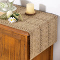 Chemin de table en jute macramé sur un buffet en bois