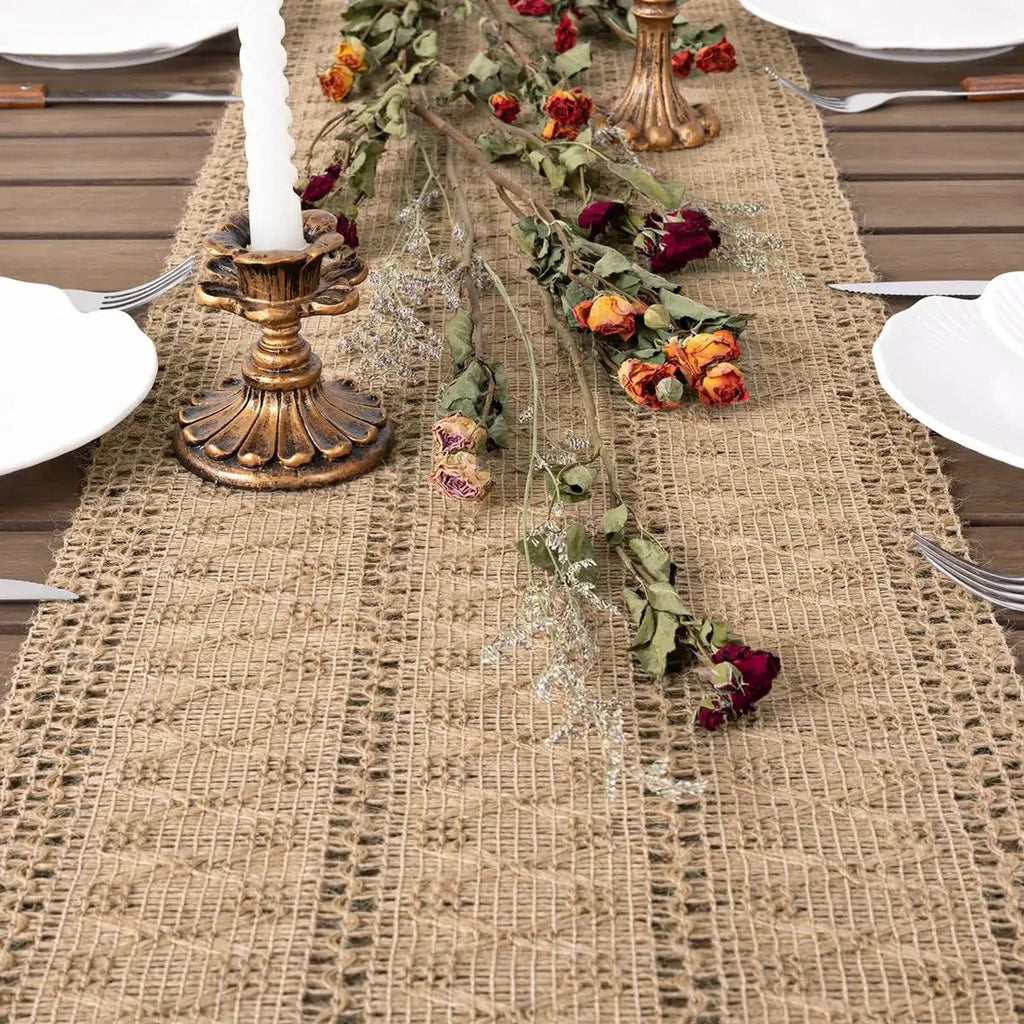 Chemin de table en jute macramé avec guirlande de fleurs séchées