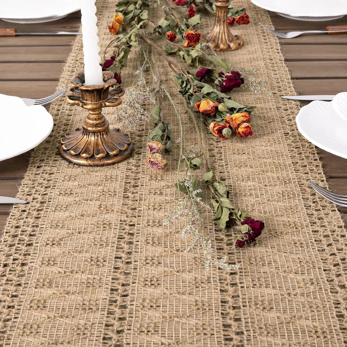 Chemin de table en jute macramé avec guirlande de fleurs séchées