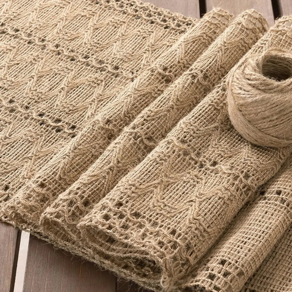 Chemin de table en jute macramé plié — texture crochetée