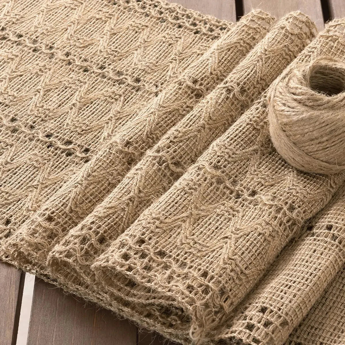 Chemin de table en jute macramé plié — texture crochetée