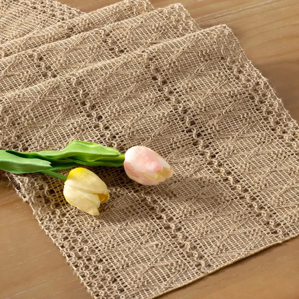 Chemin de table en jute macramé avec tulipe — vue rapprochée