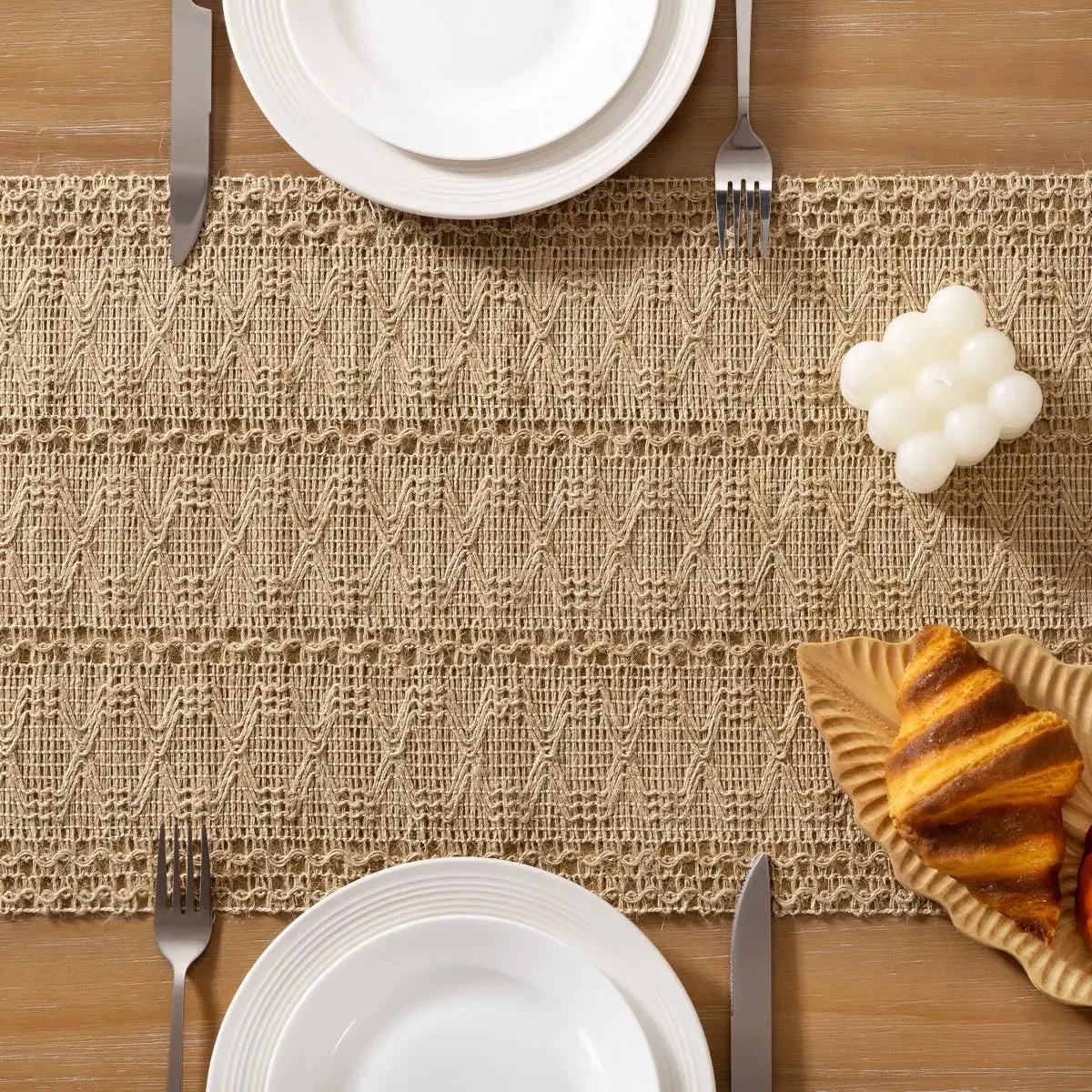 Chemin de table en jute macramé sur une table dressée