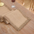 Chemin de table en jute naturel à bordure dentelle sur une table en bois