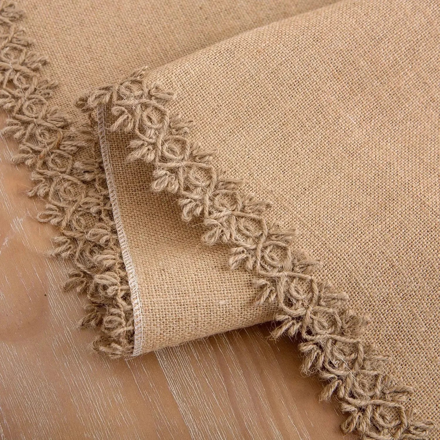 Chemin de table en jute — détail de la bordure crochetée