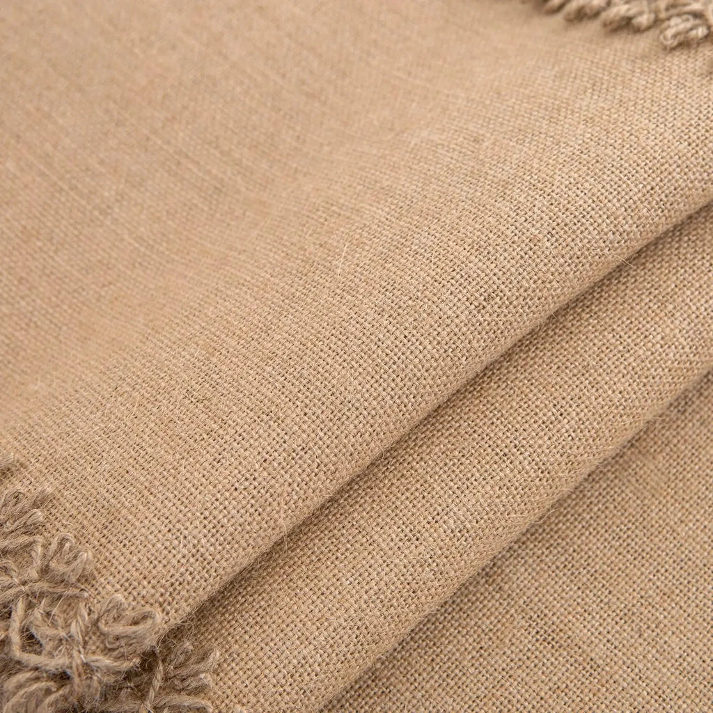 Tissage du chemin de table en toile de jute naturelle en gros plan