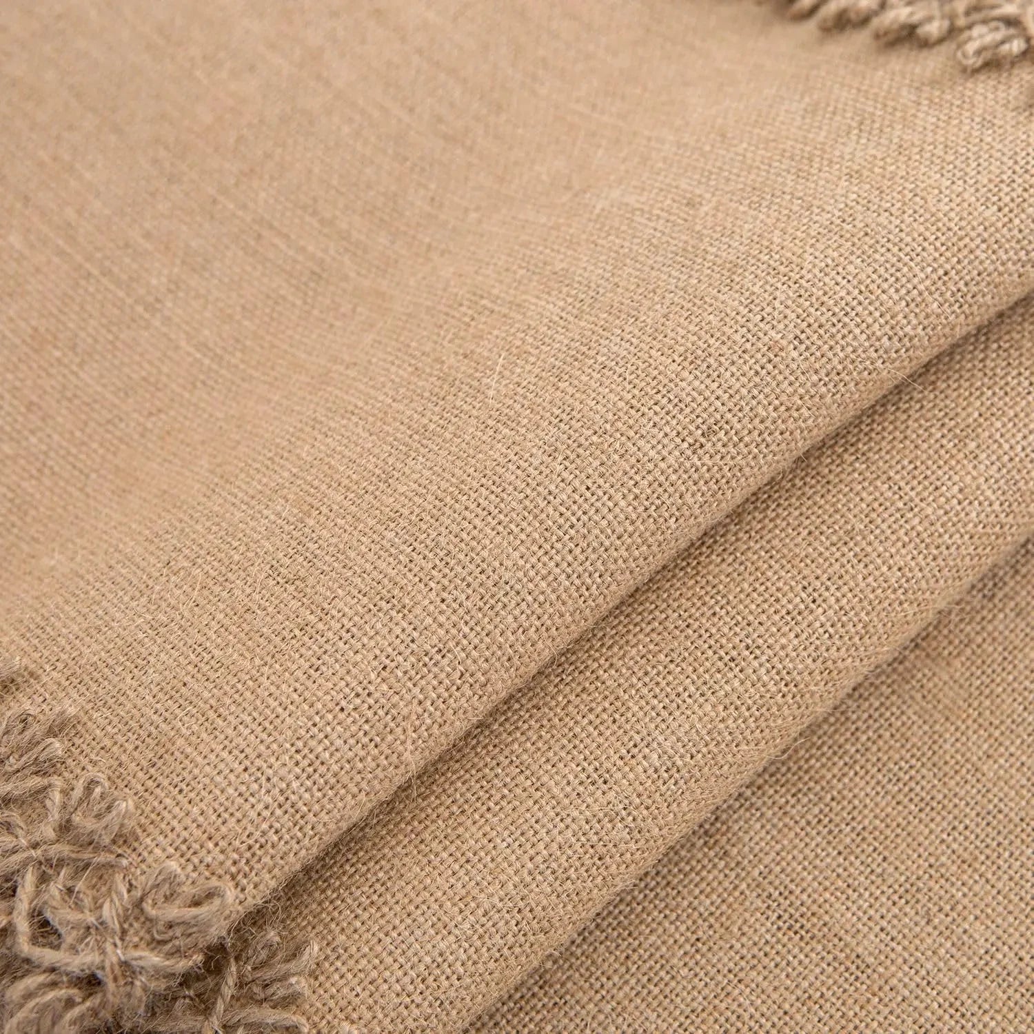 Tissage du chemin de table en toile de jute naturelle en gros plan
