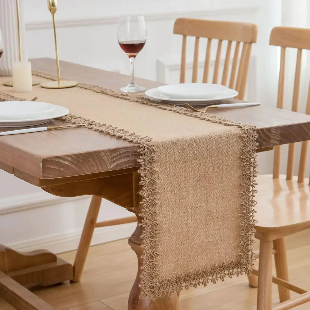 Chemin de table en jute naturel sur une longue table de ferme