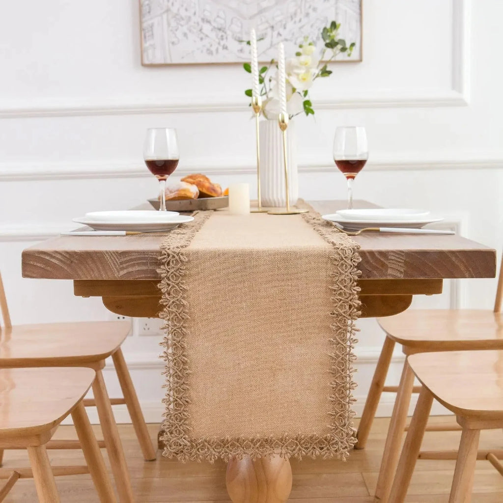 Chemin de table en jute avec verres de vin — table rustique