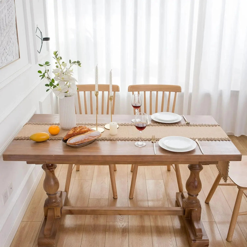 Chemin de table en jute naturel dans une salle à manger champêtre