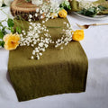 Chemin de table en lin lavé vert olive avec gypsophile
