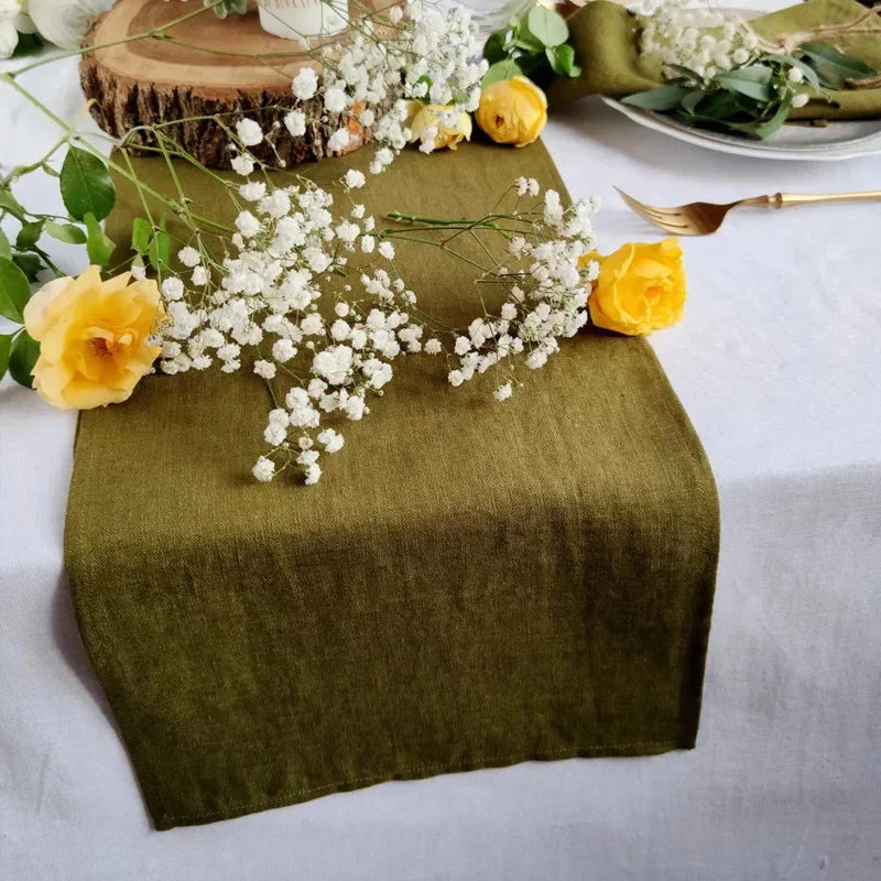 Chemin de table en lin lavé vert olive avec gypsophile