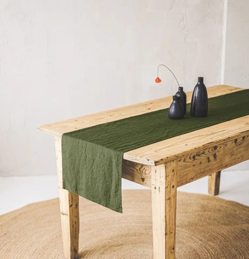 Chemin de table en lin lavé vert olive avec vases noirs — style épuré
