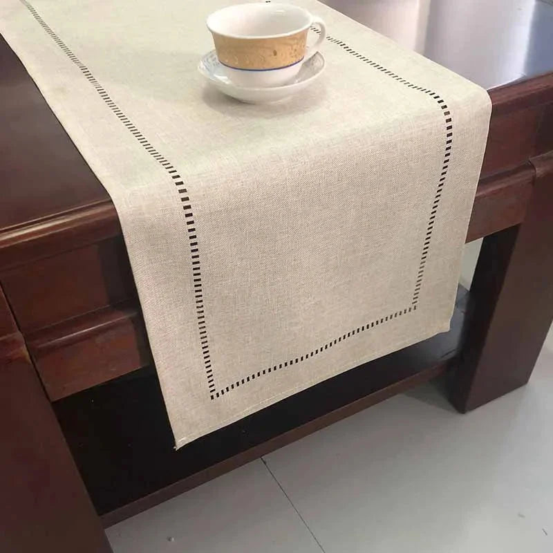 Chemin de table en lin beige sur une table en bois foncé