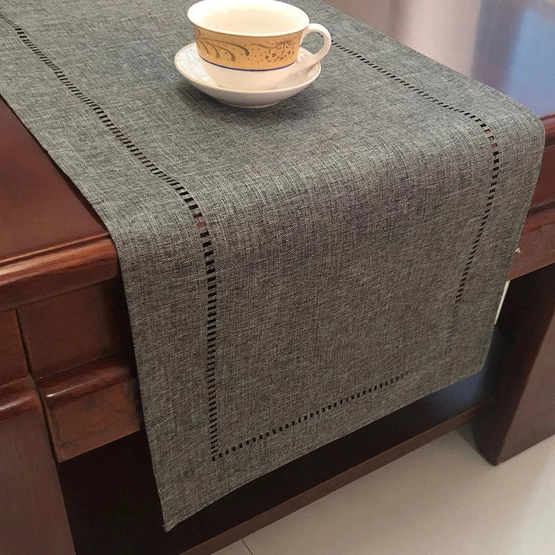 Chemin de table en lin uni gris foncé avec tasse de café