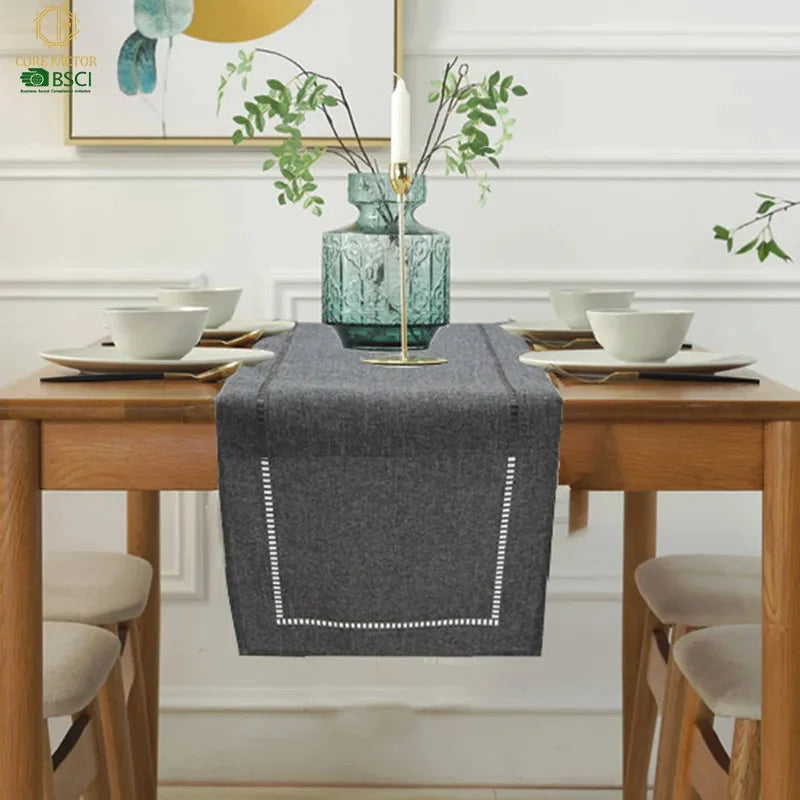Chemin de table en lin gris foncé dans une salle à manger