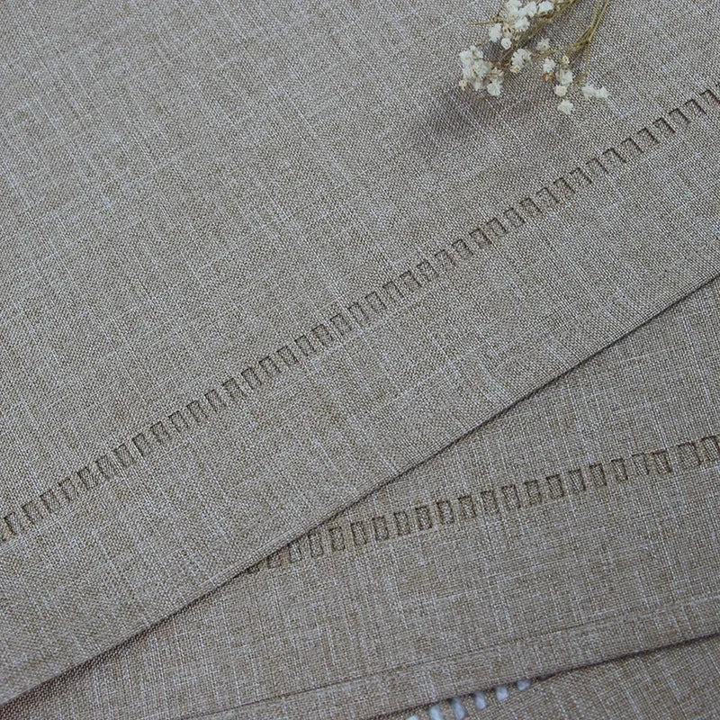 Détail de l’ourlet ajouré du chemin de table en lin gris