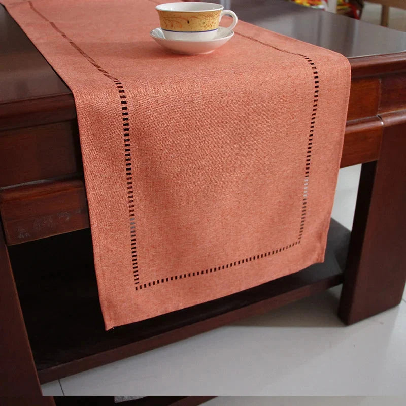 Chemin de table en lin uni orange terracotta à ourlet ajouré