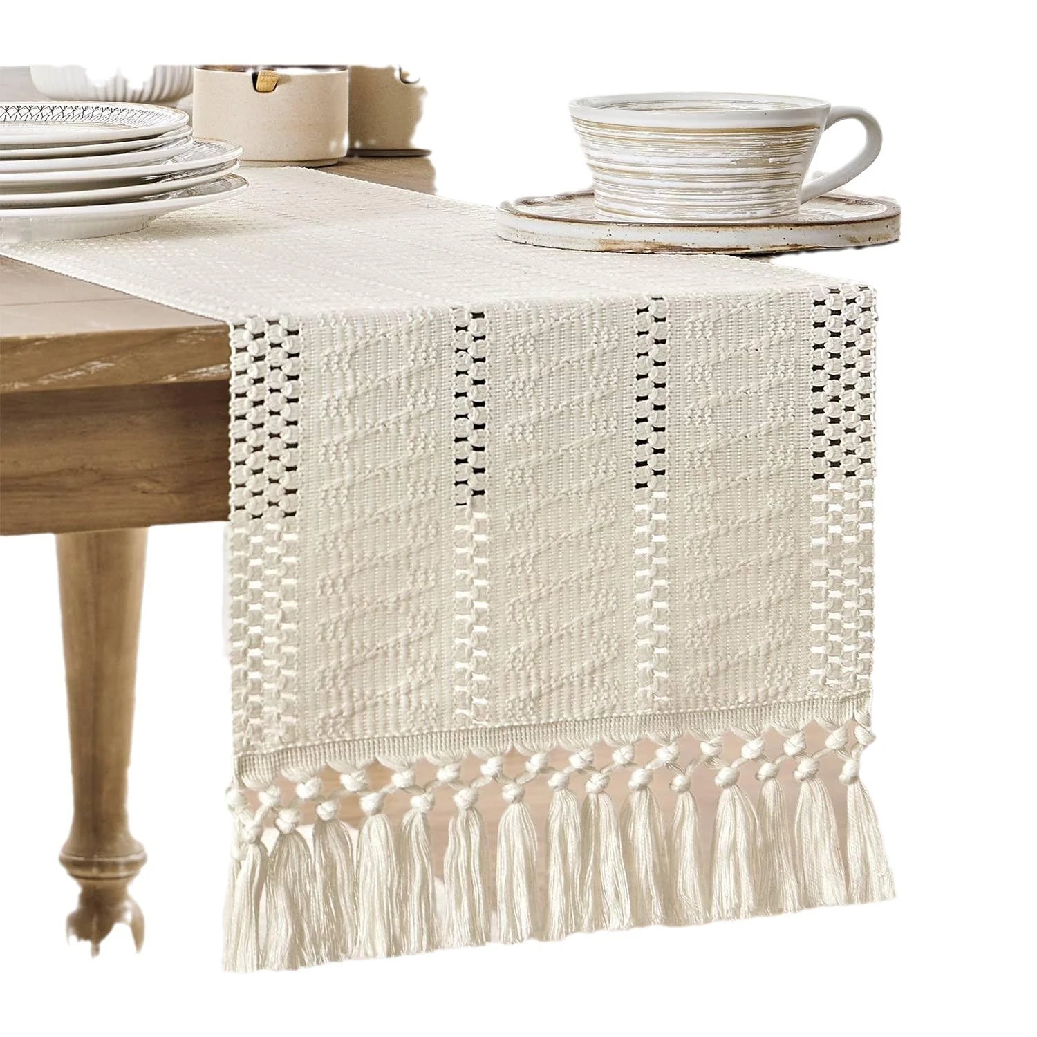 Chemin de table en macramé beige drapé — tasse de café vintage