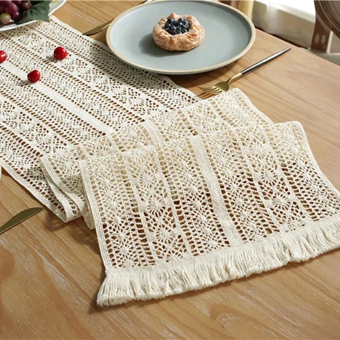 Chemin de table en dentelle crochet crème avec assiette de dessert