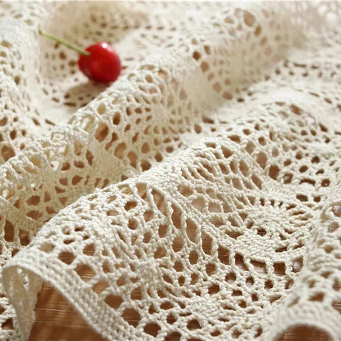 Détail du crochet à éventails du chemin de table crème