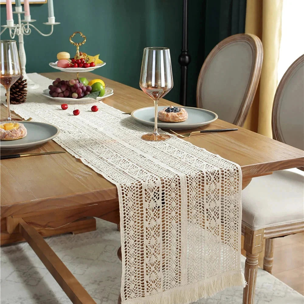 Chemin de table en crochet crème dans une salle à manger