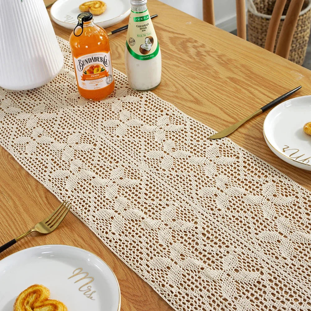 Chemin de table en crochet crème avec boissons fraîches