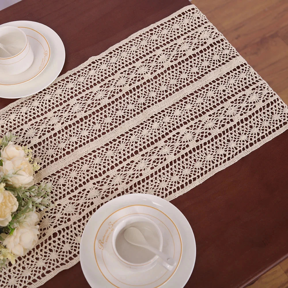 Bandes fleuries du chemin de table en macramé — gros plan assiettes