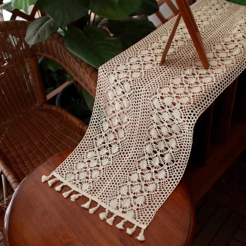 Chemin de table en macramé crème — drapé en longueur