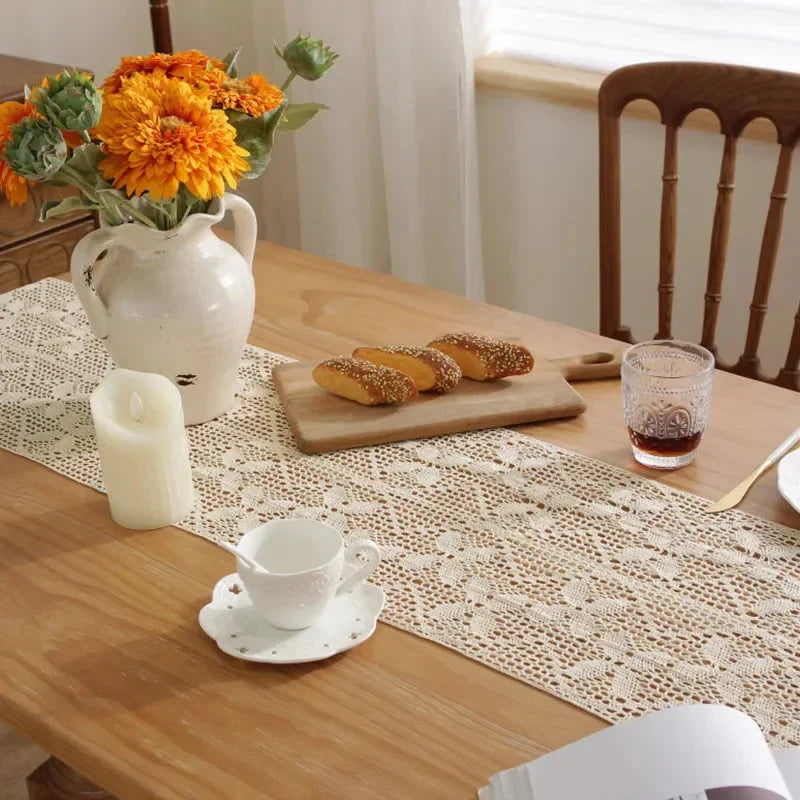 Chemin de table macramé avec bouquet d’œillets orange