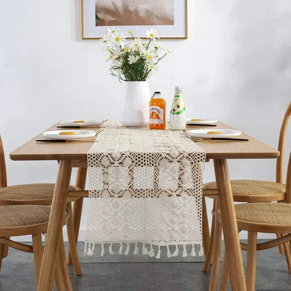 Chemin de table en macramé crème sur une table dressée blanche