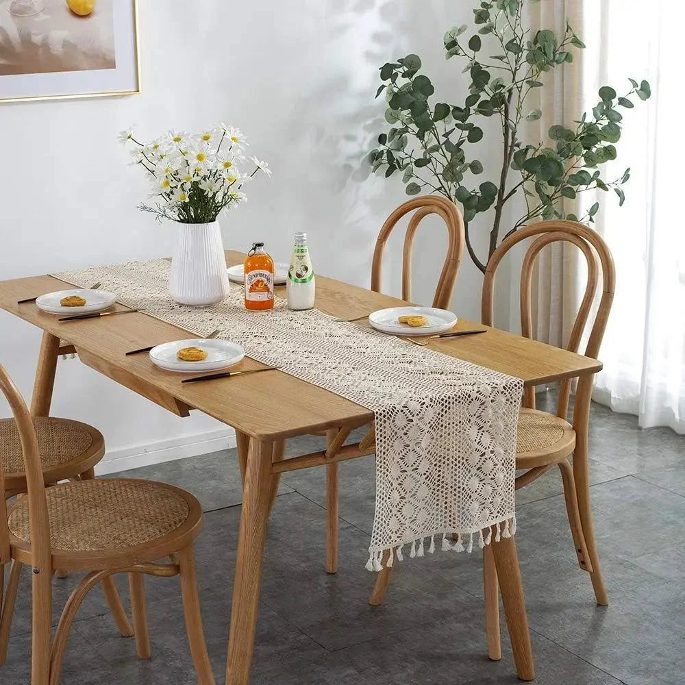 Chemin de table macramé crème dans une salle à manger en bois
