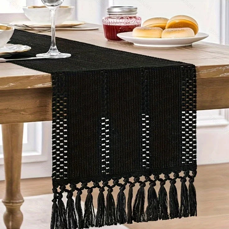 Chemin de table en macramé noir — petit-déjeuner et confiture