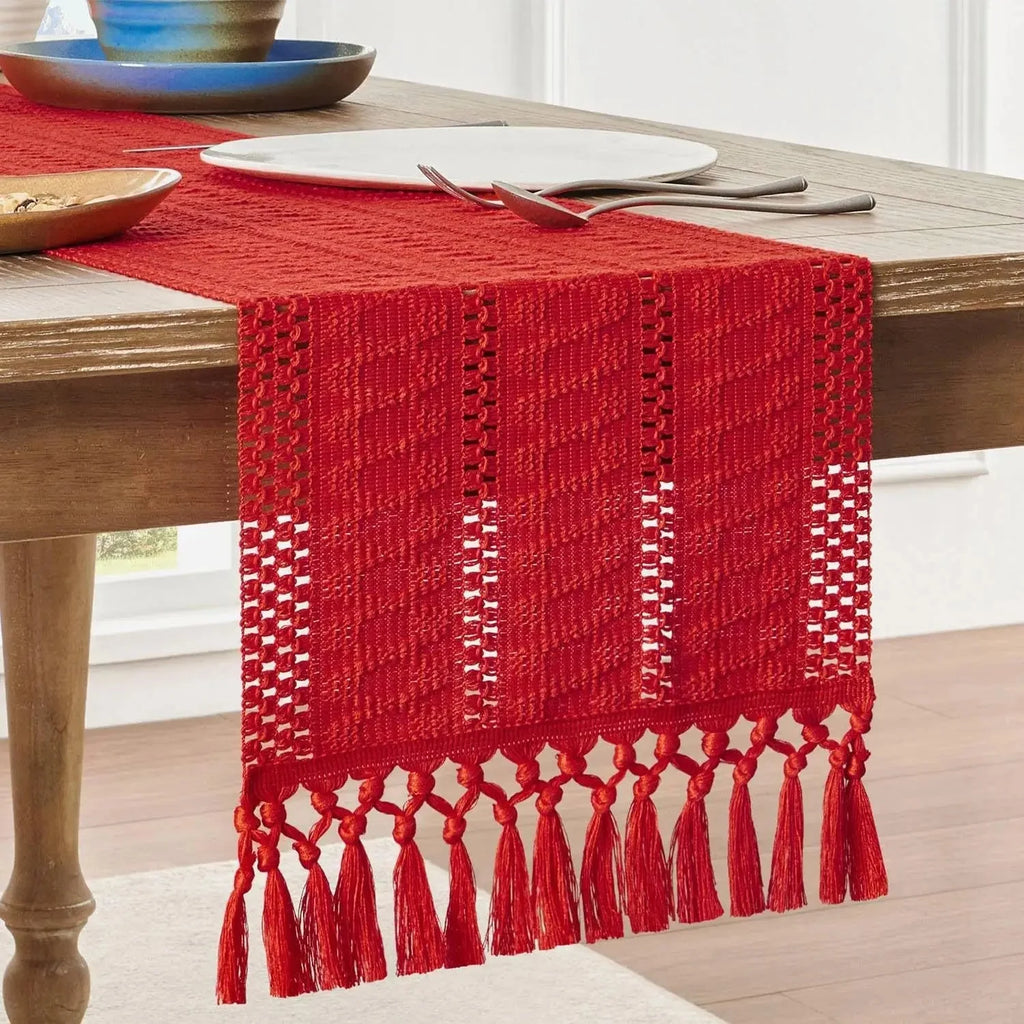 Chemin de table en macramé rouge à franges nouées