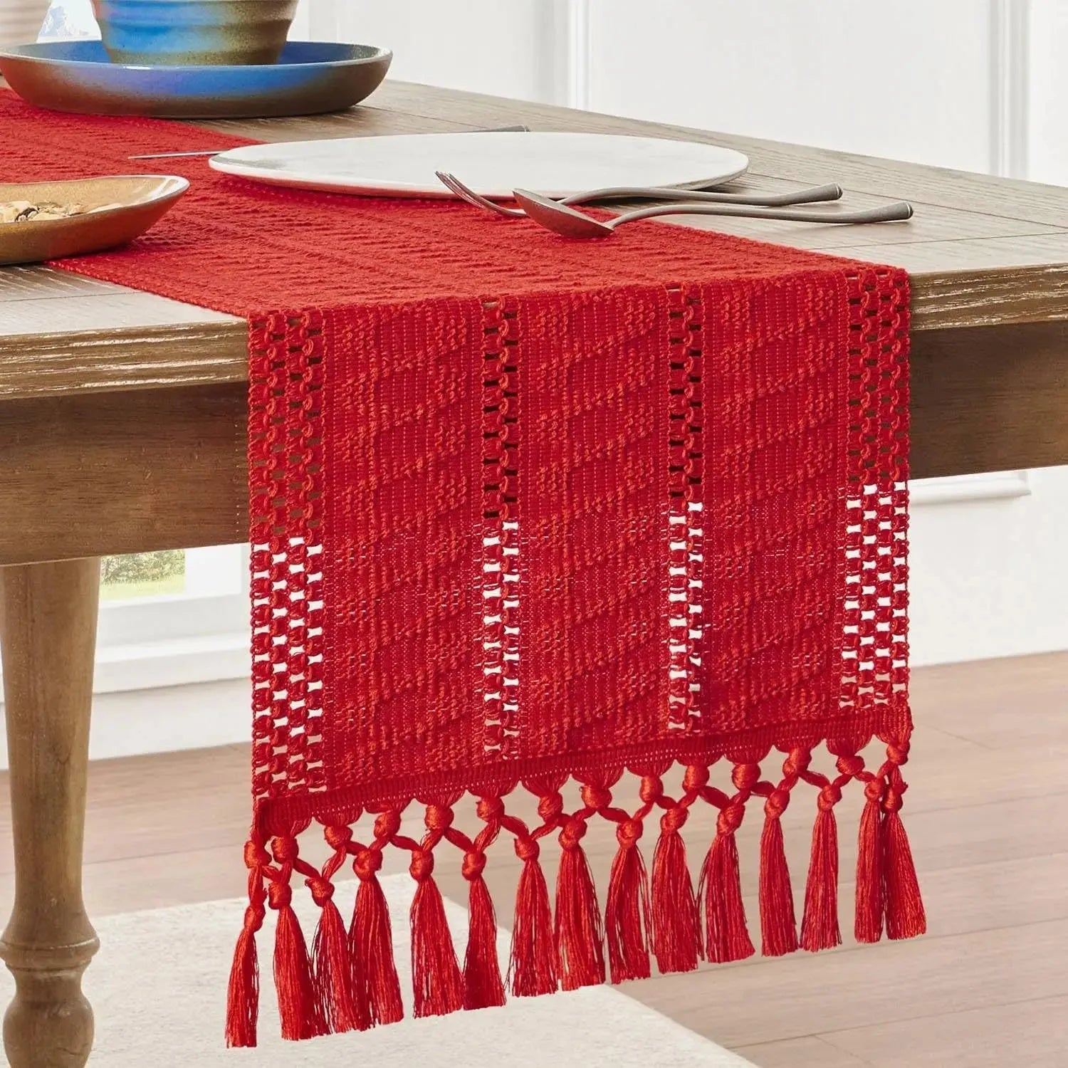Chemin de table en macramé rouge à franges nouées